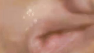 Si masturba e schizza per me