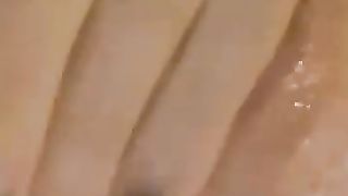 Si masturba e schizza per me