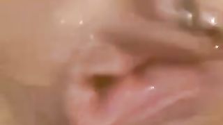 Si masturba e schizza per me