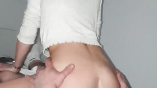 Giovane ragazza cavalca il mio amico