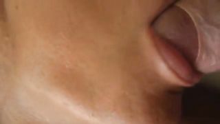 Primo piano di una sborrata orale