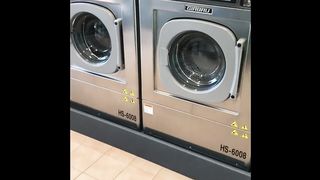 Bruna cliente eccitata