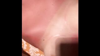 Lui si sega  sul mio corpo nudo