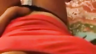 Giulia si fa un bel ditalino solo per farti segare