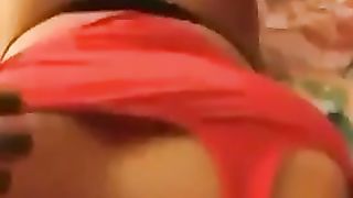 Giulia si fa un bel ditalino solo per farti segare