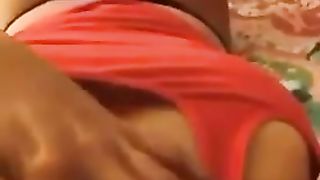 Giulia si fa un bel ditalino solo per farti segare