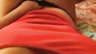 Giulia si fa un bel ditalino solo per farti segare