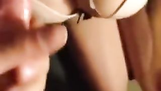 Sborra sul reggiseno nuovo