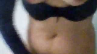 Porca tettona si fa sditalinare la figa