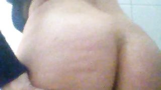 Porca tettona si fa sditalinare la figa