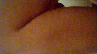 Alla porca tettona piace masturbarsi così