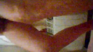 Alla porca tettona piace masturbarsi così