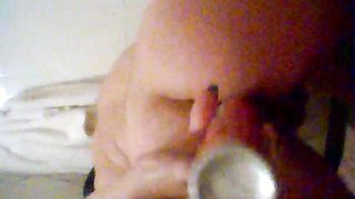 Alla porca tettona piace masturbarsi così