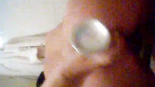 Alla porca tettona piace masturbarsi così