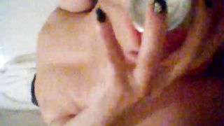 Alla porca tettona piace masturbarsi così