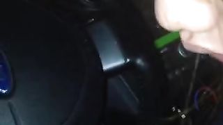 Giovane asiatica succhia e sega cazzo