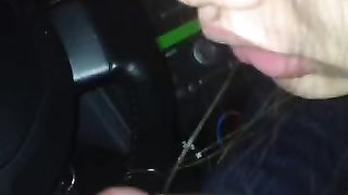 Giovane asiatica succhia e sega cazzo