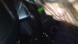 Giovane asiatica succhia e sega cazzo