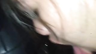 Giovane asiatica succhia e sega cazzo