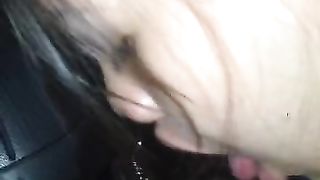 Giovane asiatica succhia e sega cazzo