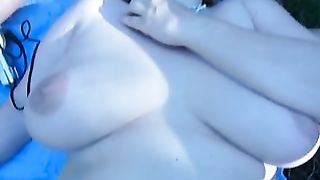 Grassa porca si fa masturbare la figa sul prato