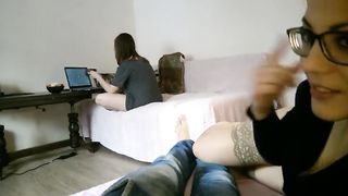 Pompino al fidanzato mentre la sorella guarda il Trono di Spade