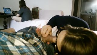 Pompino al fidanzato mentre la sorella guarda il Trono di Spade