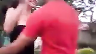 Ragazza fortunata Baciata e Palpeggiata da tanti coetanei