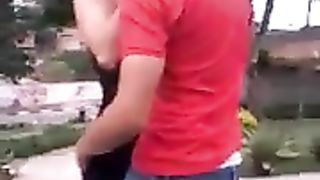 Ragazza fortunata Baciata e Palpeggiata da tanti coetanei