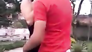 Ragazza fortunata Baciata e Palpeggiata da tanti coetanei