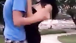 Ragazza fortunata Baciata e Palpeggiata da tanti coetanei