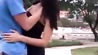 Ragazza fortunata Baciata e Palpeggiata da tanti coetanei