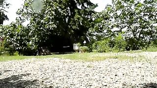 Mentre gioco col mio dildo in un giardino pubblico