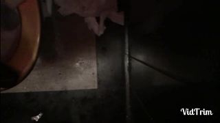 Incula trans nel bagno di un locale e poi si fa inculare