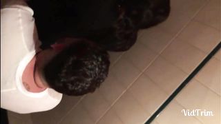 Incula trans nel bagno di un locale e poi si fa inculare