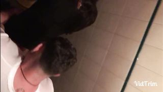 Anteprima del video: Incula trans nel bagno di un locale e poi si fa inculare