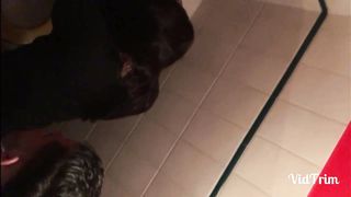 Incula trans nel bagno di un locale e poi si fa inculare