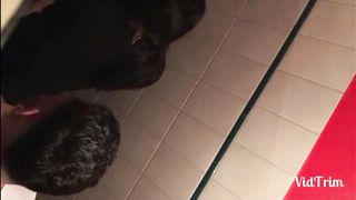 Incula trans nel bagno di un locale e poi si fa inculare