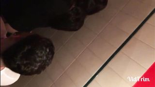 Incula trans nel bagno di un locale e poi si fa inculare