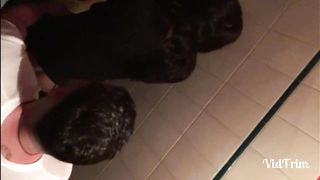 Incula trans nel bagno di un locale e poi si fa inculare