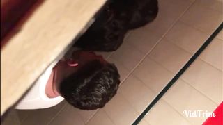 Incula trans nel bagno di un locale e poi si fa inculare