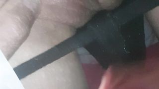 Contributo schizzato per una puttanella in calore