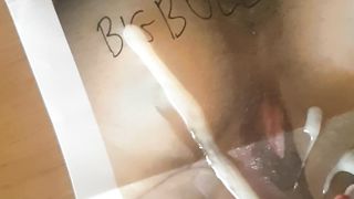 Contributo schizzato per una puttanella in calore