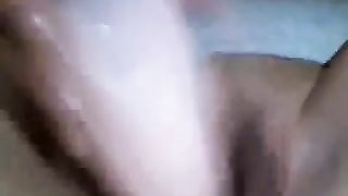 Si scopa da sola con un grosso vibratore