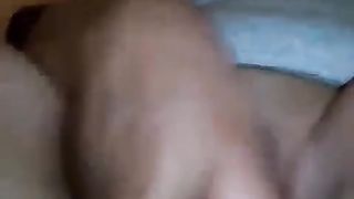 Si scopa da sola con un grosso vibratore