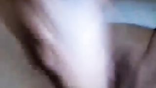 Si scopa da sola con un grosso vibratore