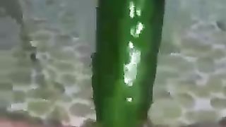 Si penetra la vagina con un grosso cetriolo
