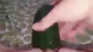 Si penetra la vagina con un grosso cetriolo
