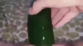 Si penetra la vagina con un grosso cetriolo