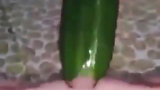 Si penetra la vagina con un grosso cetriolo